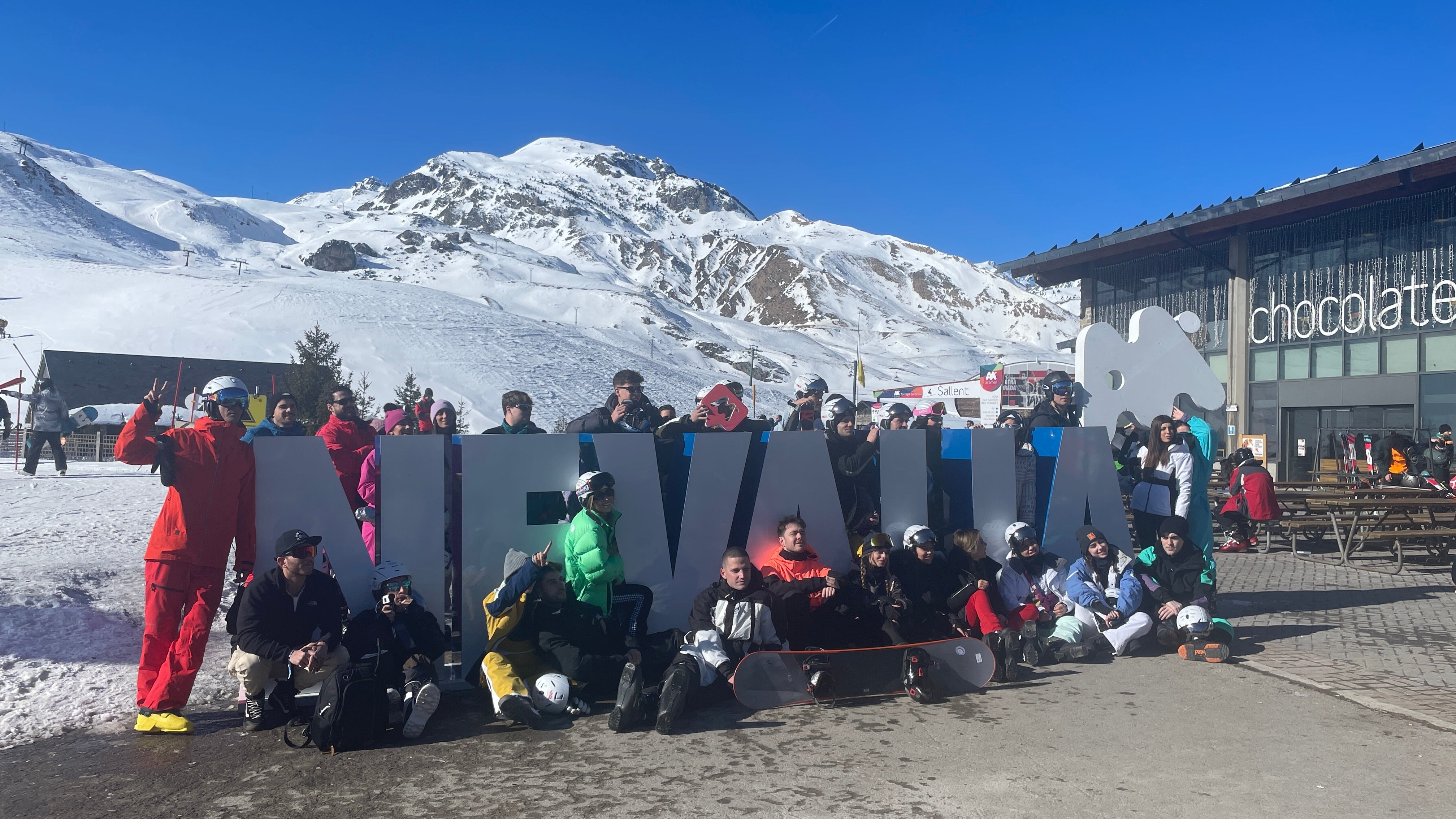 Hysteresis diseña una serie limitada de un casco de esquí por Nevalia